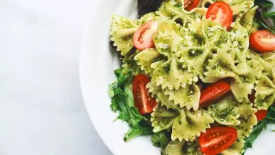 15 Dakikada Hazırlanan Pesto Soslu Makarna Salatası Bağımlılık Yapıyor!