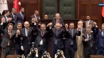 3 Milletvekili AK Parti'ye Geçti: Rozetleri Erdoğan Taktı