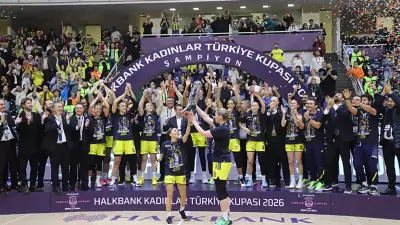 Bakan Bak'tan Fenerbahçe Opet'e kupayla gelen tebrik mesajı!