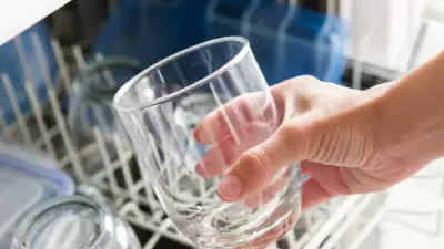 Bardaklar Neden Bulanıklaşır? İşte Pürüzsüz Camı Geri Getiren O Yöntem