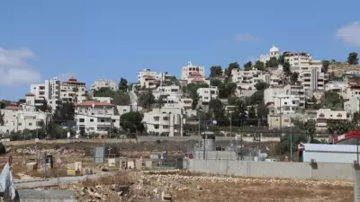 Batı Şeria'da İsrailli Saldırganlar Filistinli İş Makinesini Yakıp Irkçı Yazılar Yazdı