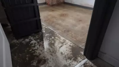 Beylikdüzü'nde Sağanak 2 Daireyi Su Bastı, Apartman Boşaltıldı