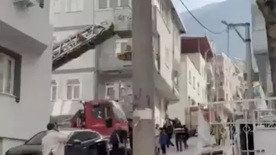 Bursa'da 17 Yıl Hapislik Zanlı Balkonda Direndi: Kardeşi ve Yeğenini Yaraladı