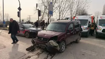 Bursa'da Hafif Ticari Araç Kazası: 3'ü Çocuk 7 Yaralı