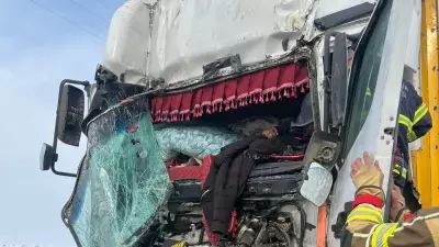 Diyarbakır'da TIR Kazası: Seyir Halindeki TIR Park Halindekine Arkadan Çarptı