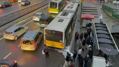 İETT Otobüsünde Duman Panik: Üsküdar'da Yolcular Tahliye Edildi