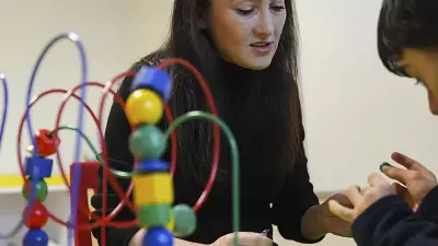 Evlat Acısını Özel Çocuklarla Hafifletiyor: Ayşe Öğretmen'in Umut Dolu Hikayesi