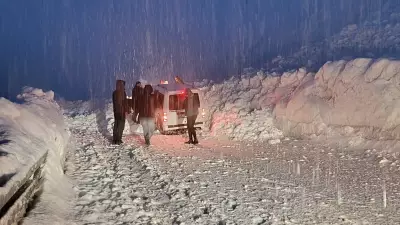 Hakkari-Van Yolunda Peş Peşe İki Çığ: 5 Araç ve İçindeki Aileler Kurtarıldı