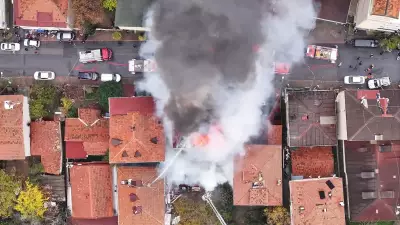 Ümraniye'de Çatı Yangını: Alevler 2 Eve Sıçradı, 4 Kişi Kurtarıldı