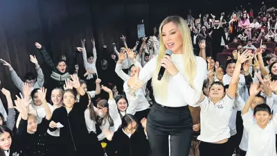 Petek Dinçöz Edirne'de Okul Ziyareti: Miniklerle Şarkı Söyledi, Soruları Yanıtladı