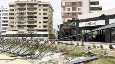 İstanbul'da Fırtına: 350 İhbar, 1 Yaralı, Deniz Trafiği Durdu