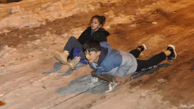 Çukurca'da Kar Keyfi: Çocuklar Kızak ve Bidonlarla Eğlenceye Doydu