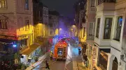 Beyoğlu'nda 4 Katlı Binada Çıkan Yangında 2 Kişi Çatıya Sığındı