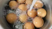 Haşlanırken Çatlayan Yumurtalara Kesin Çözüm: Suyuna Bir Adet Atın!