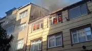Küçükçekmece'de 3 Katlı Binada Çatı Yangını: İtfaiye Zorlu Mücadele Verdi
