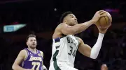 NBA'de Bucks, Antetokounmpo'nun Kritik Blokuyla Lakers'ı Devirdi