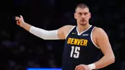Nikola Jokic Sakatlandı: NBA Yıldızı En Az 1 Ay Oynayamayacak
