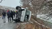 Sivas'ta Buzlanmada Okul Servisi Devrildi: 14 Öğrenci ve Şoför Yaralandı