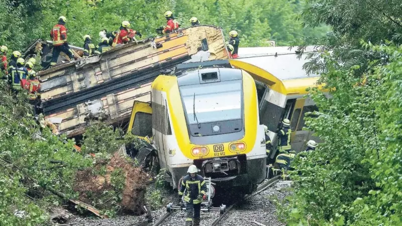 Almanya'da Korkutan Tren Kazası: Raydan Çıkan Yolcu Treninde Yaralılar Var!