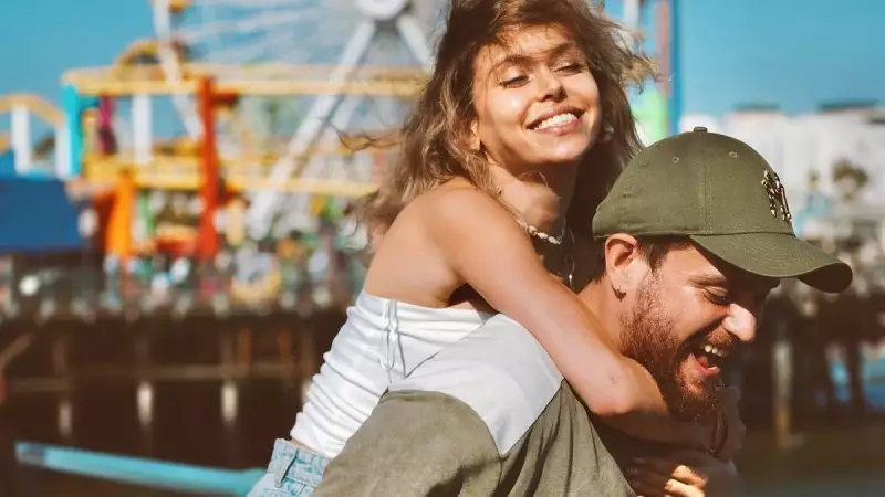 Alper Renge ve Betül Çakmak'tan Mutluluk Haberi! Ödül Törenindeki Evlilik Teklifi Sonrası Yeni Bir Adım