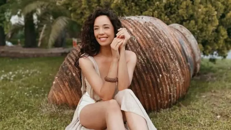 Azra Akın ve Ailesi Plajda Unutulmaz Anlar Yaşadı! İşte O Mest Edici Kareler