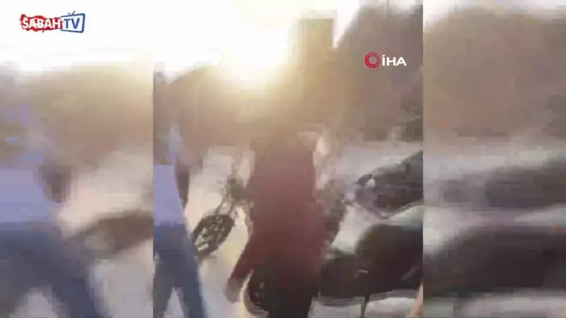 Bıçaklı Saldırganın Yol Kestiği Korku Dolu Anlar Kamerada!