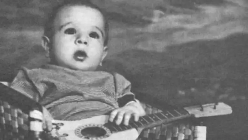 Bu Minik Bebek Şimdi Sahne Fırtınaları Koparıyor! Tanıdınız mı?