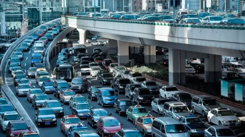 Çin'de Trafik Kabusu: 12 Gün Boyunca Otoyolda Mahsur Kalanlar İsyan Etti!