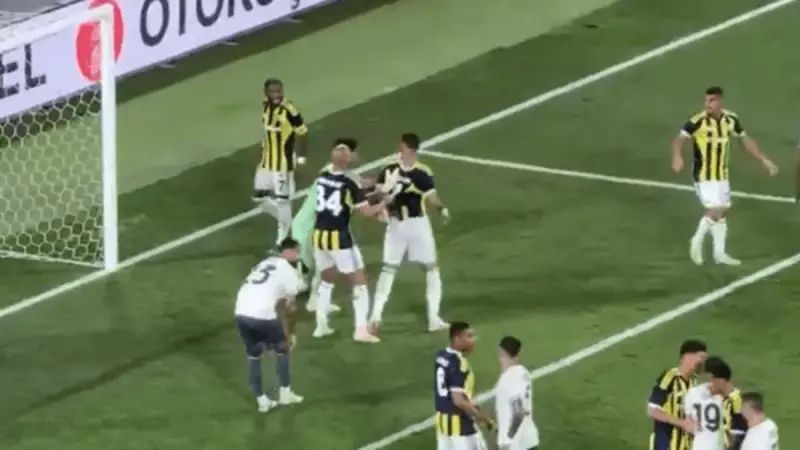 Fenerbahçe-Lazio Maçında Fred ve En-Nesyri Arasında Patlayan Tartışma: Sahada Gergin Anlar!