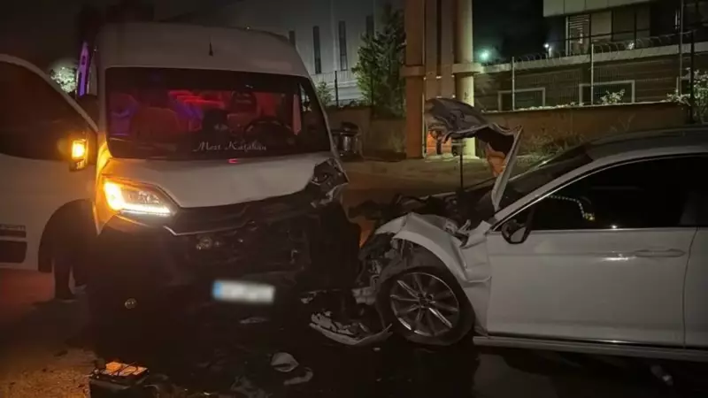 Gebze'de Korkunç Kaza: Servis Minibüsü ile Otomobil Çarpıştı, 10 Yaralı!
