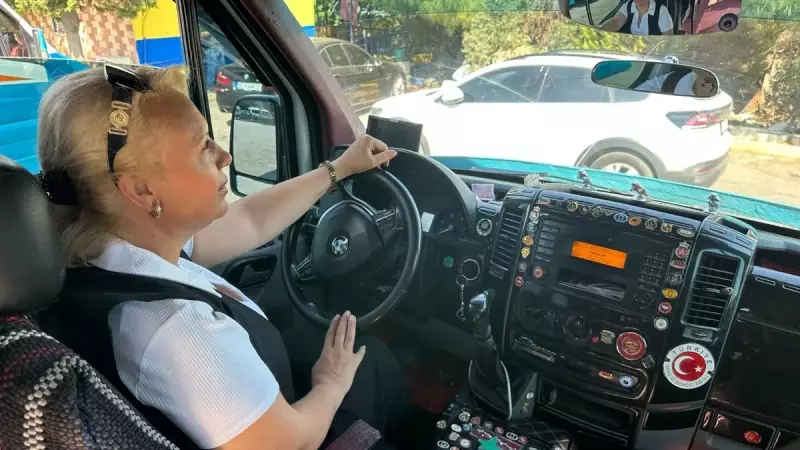 İzmir'in Cesur Kadın Şoförü Hatice: 16 Yıldır Minibüs Direksiyonunda Özgürlüğünü Sürüyor!