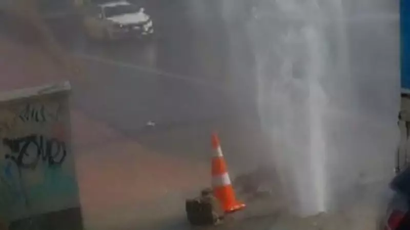 Kadıköy'de Su Borusu Patladı: 5 Katlı Bina Boyunda Su Sütunu!