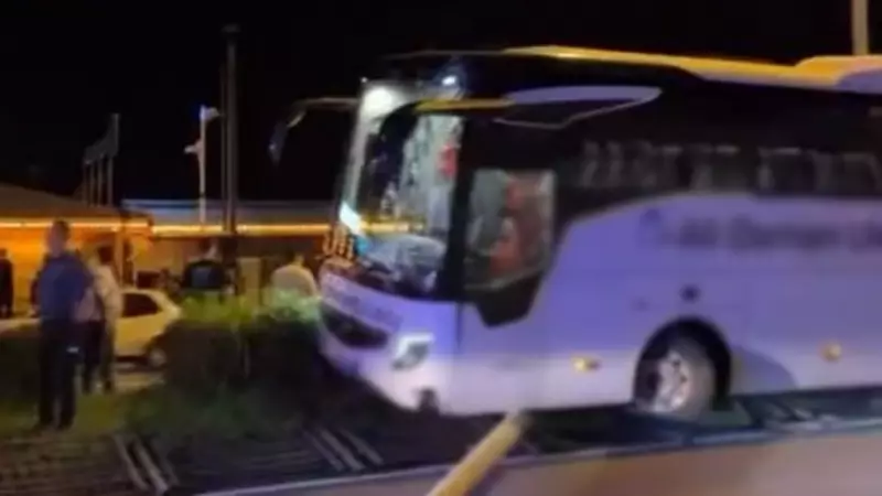 Karadeniz Sahil Yolu'nda Korkunç Kaza: Otobüs Bariyerlere Çarptı!