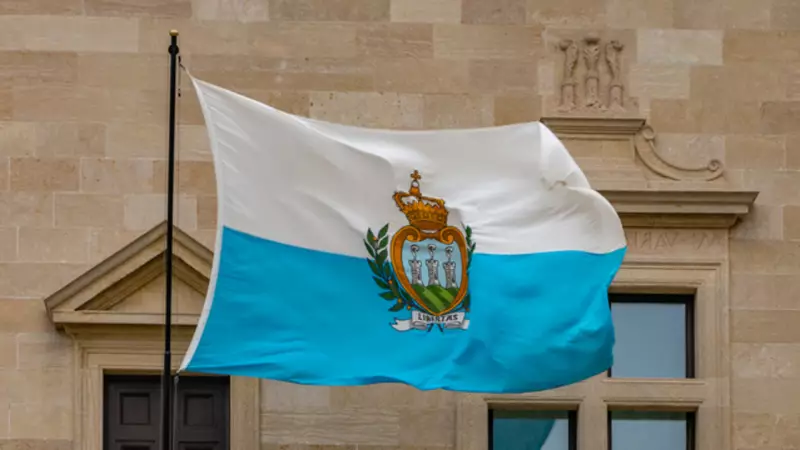 San Marino Bayrağının Sırları: Bu Küçük Ülkenin Renkleri ve Sembolleri Ne Anlama Geliyor?