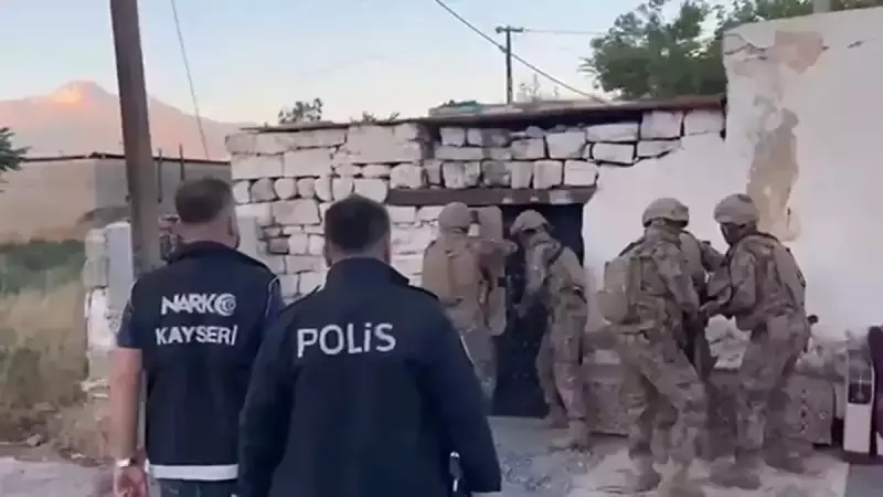 Uyuşturucu Çetelerine Büyük Darbe: 2 Bine Yakın Şüpheli Gözaltında!