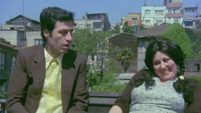 Yeşilçam'ın Unutulmaz Yıldızı Oya Akkartal'ın Şaşırtan Görüntüsü! Kemal Sunal'ın Rol Arkadaşına Görünce İnanamayacaksınız