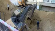 Kepçe Operatörünün Başına Gelenler: Toprak Kaymasıyla Temel Çukura Düştü!