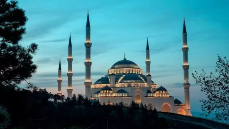22 Ağustos 2025 Cuma Namazı Saatleri: İstanbul, Ankara, İzmir ve Bursa İçin Ezan Vakitleri!