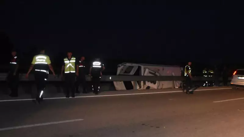 Afyonkarahisar'da Feci Kaza! Otomobil ile Midibüs Çarpıştı: 10 Yaralı