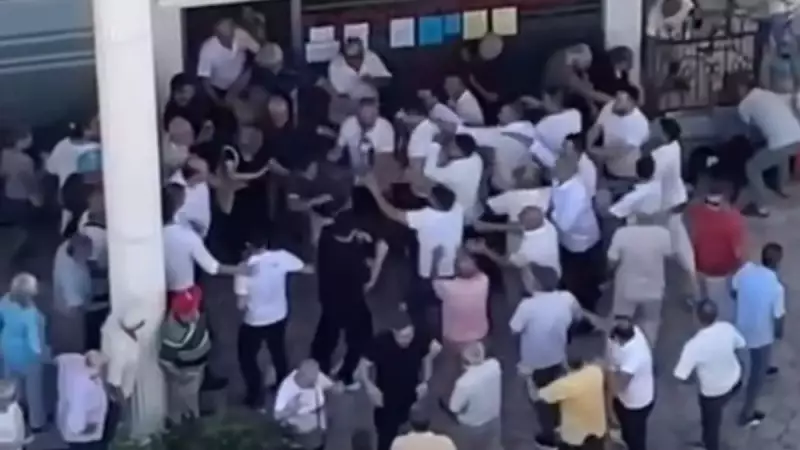 CHP'nin Samsun'daki Delege Seçiminde Yumruklar Konuştu: 10-15 Kişilik Grup Saldırdı!
