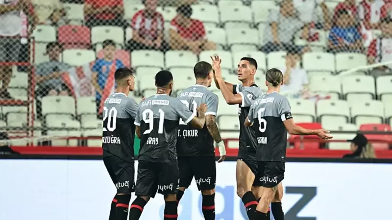 Fatih Karagümrüklüler Antalya'da Fırtına Gibi Esiyor: Saha Yok, Skor Var!