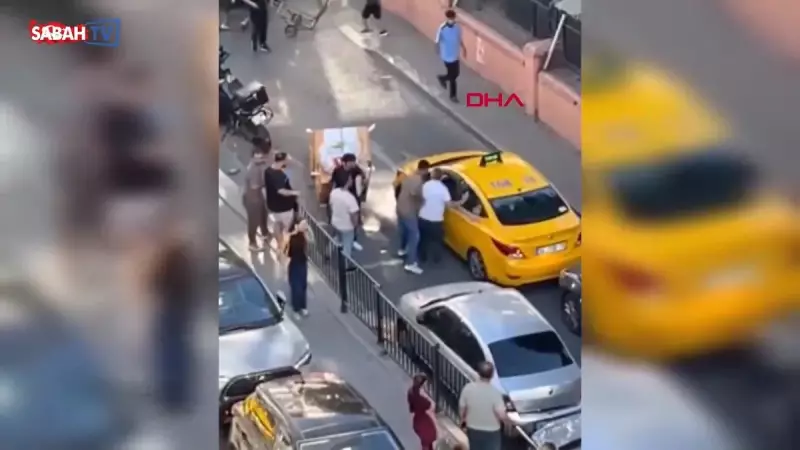 Fatih'te Trafik Dehşeti! Taksiciyi Silahla Tehdit Edip Darbetti - Kamera Kaydında