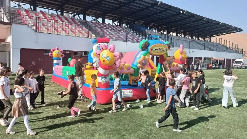 Hakkari'de Renklerin ve Ezgilerin Şöleni Başladı: Bir Anadolu Festivali Daha Göz Kamaştırıyor!