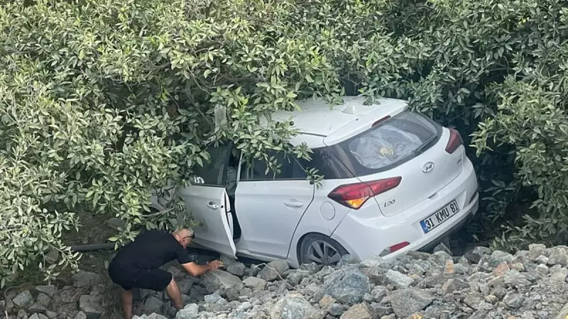 Hatay'da Feci Kaza! Kontrolden Çıkan Araç Bahçeye Uçtu, 1 Yaralı