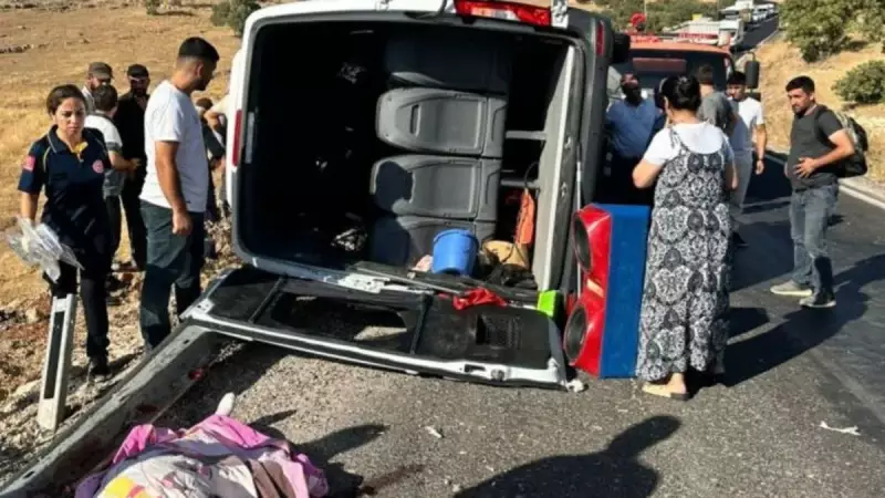 Kütahya'da Feci Kaza: Tur Minibüsü Devrildi, 1 Can Yandı, 12 Yaralı!