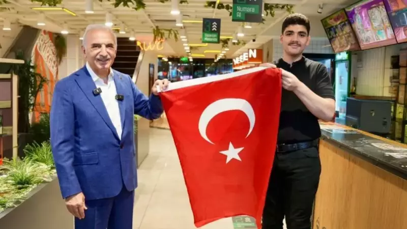 Ümraniye Belediyesi'nden Vatansever Hamle: 40 Bin Türk Bayrağı Vatandaşlarla Buluşuyor!
