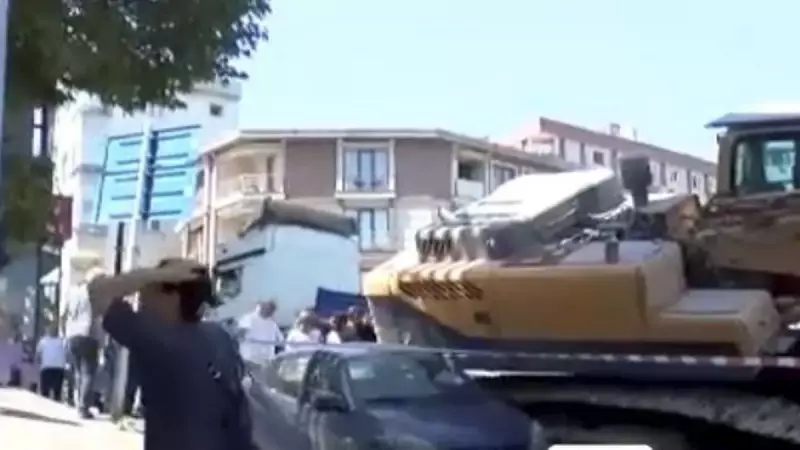 İnanılmaz Kaza: İş Makinesi Otomobilin Üzerine Devrildi, Yaralanan Olmadı!