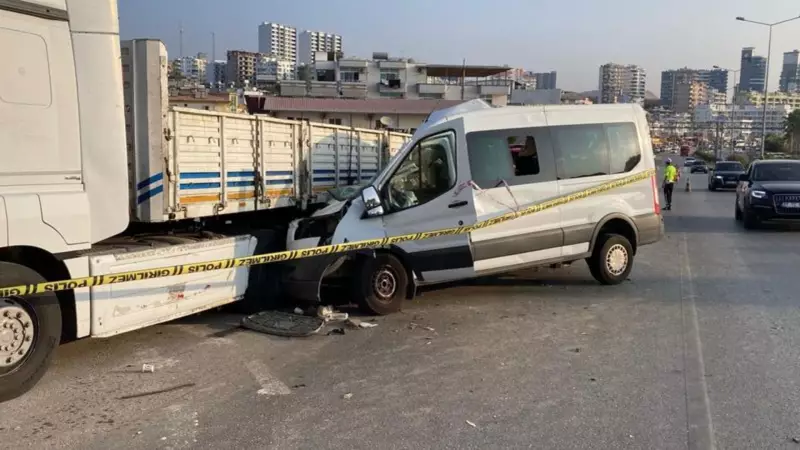 Sürücünün Uykuya Yenik Düşmesi Korkunç Kaza ile Sonuçlandı: 1 Ölü, 12 Yaralı