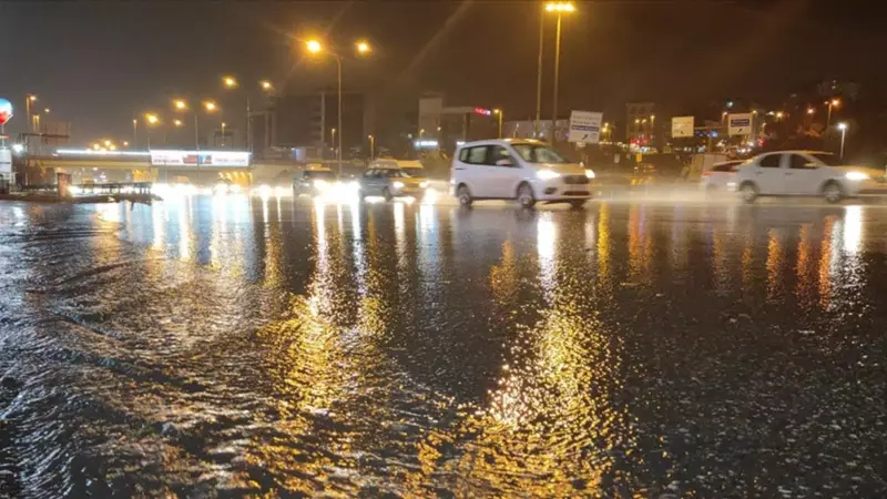 İstanbul'da Gök Gürültülü Sağanak: Şehir Sular Altında Kaldı!