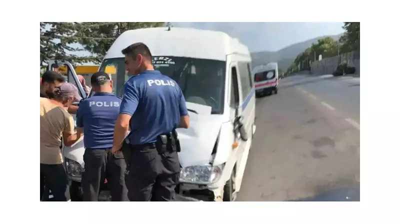 İstanbul'da Korkunç Servis Kazası: Ağaca Çarpma Anında Her Şey Altüst Oldu!